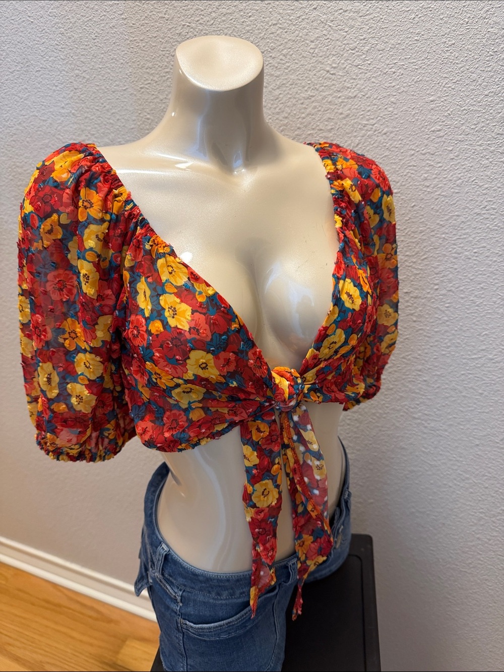 Tie-Front Puff Sleeve Floral Crop Top in Red